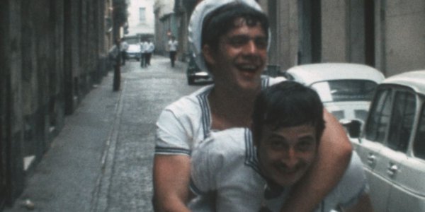 Marins rire dans la rue dans leurs yeux