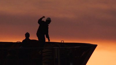 silhouettes marins à contre jour
