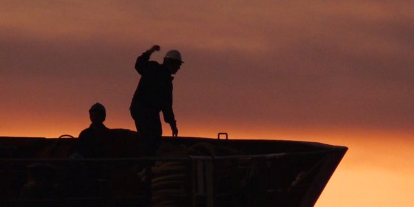 silhouettes marins à contre jour