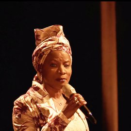 micro à la main angélique kidjo 1000 px