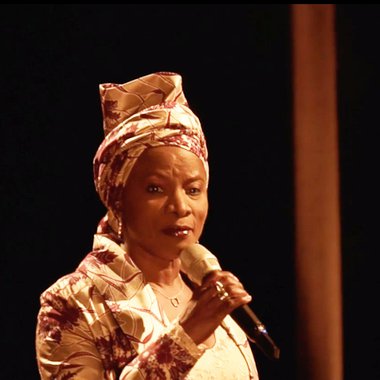 micro à la main angélique kidjo 1000 px