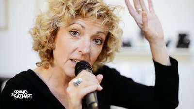 Nolwenn Korbell micro à la main - LGB53