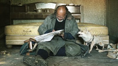 Assis dans une maison saccagée