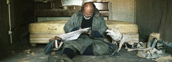 Assis dans une maison saccagée
