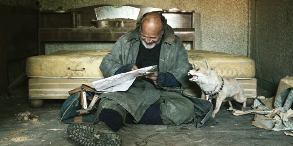 Assis dans une maison saccagée