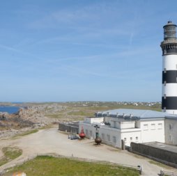 Extérieur face à la mer du musée Phares et Balises à Ouessant