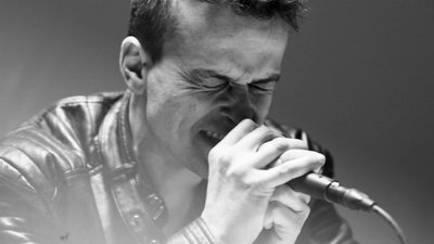 chanteur proche du micro - startijenn