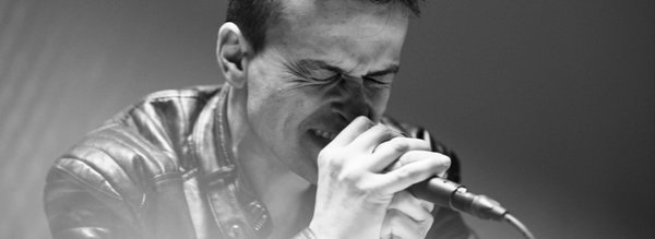 chanteur proche du micro - startijenn