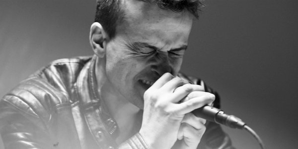 chanteur proche du micro - startijenn