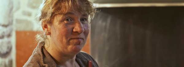 Nathalie devant la cuisinière - Mellionnec 2021