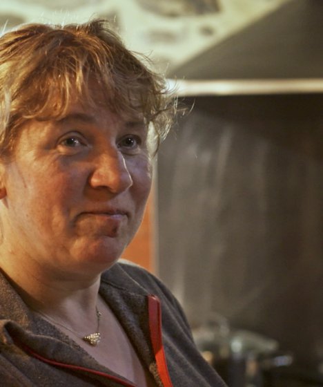 Nathalie devant la cuisinière - Mellionnec 2021