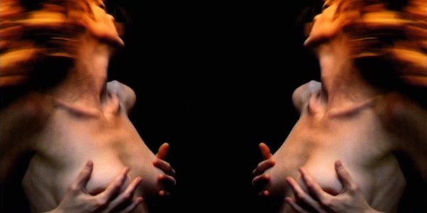 Nolwenn Korbell en symétrique nue