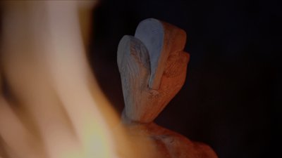 visage rouge d'homme marionnette - L'oeil et la terre