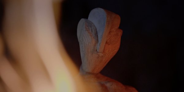 visage rouge d'homme marionnette - L'oeil et la terre