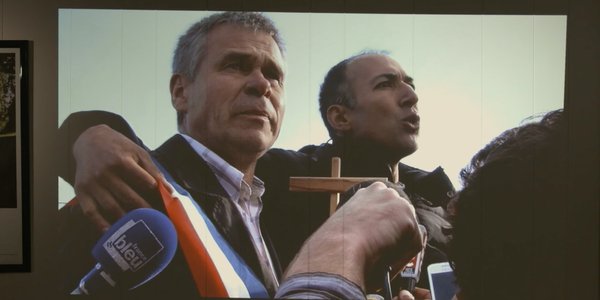 olivier et le maire annoncent les licenciements les illètrées