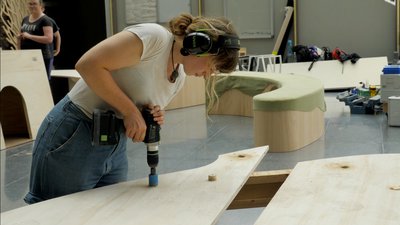 Une participante utilise la perceuse, projet fait-main