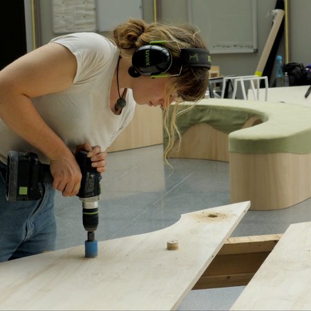 Une participante utilise la perceuse, projet fait-main