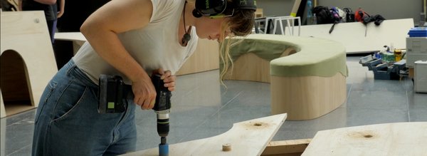 Une participante utilise la perceuse, projet fait-main