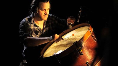 Krismenn Donvor fait des percussions