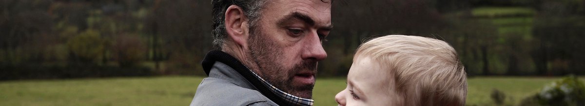 Père qui tient son fils dans ses bras Eric Courtet