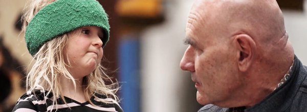 petite fille interloquée face à Jean Lebrun