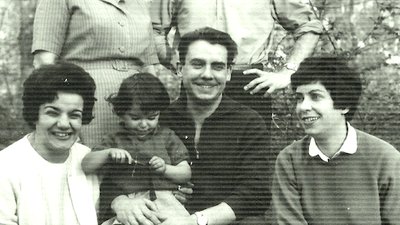 photo de famille - une valise par personne