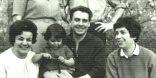 photo de famille - une valise par personne