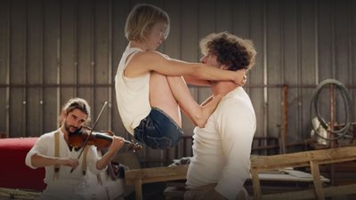 Pieds de Kati sur torse Victor