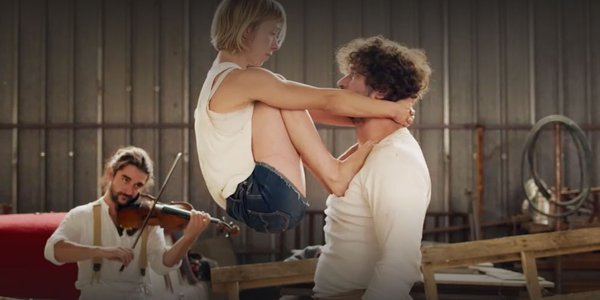 Pieds de Kati sur torse Victor