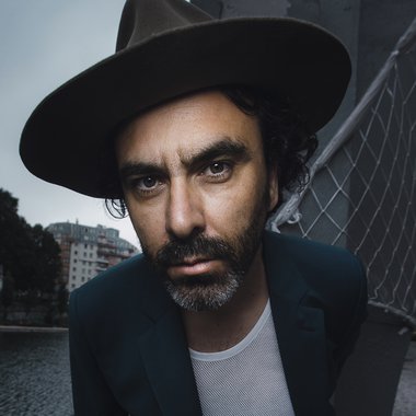 portrait James Eleganz