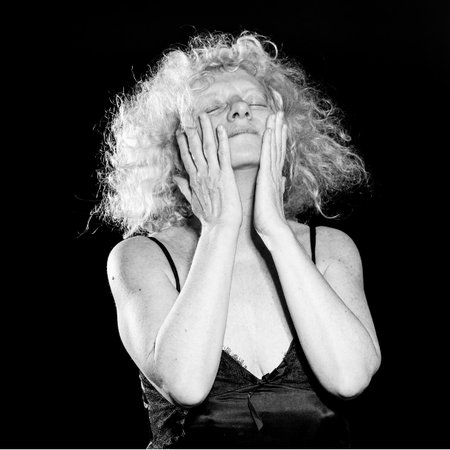 reveil femme main sur le visage - anne cecile esteve