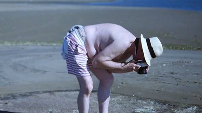 promeneur penché plage Sables SCAM