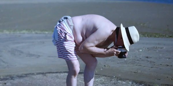 promeneur penché plage Sables SCAM