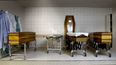 Quatre cercueils en attente