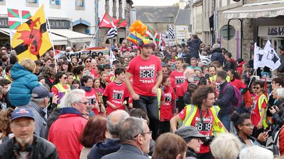 redadag-mec-sur-des-echasses