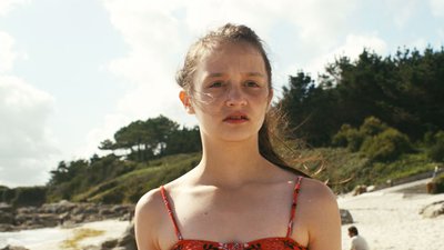 Regard anxieux jeune fille plage