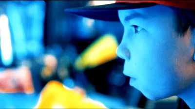 enfant regard fasciné par lumière bleue - badaboompad 2