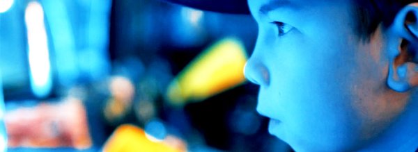 enfant regard fasciné par lumière bleue - badaboompad 2