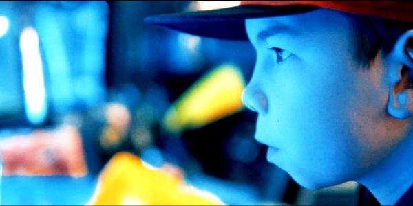 enfant regard fasciné par lumière bleue - badaboompad 2