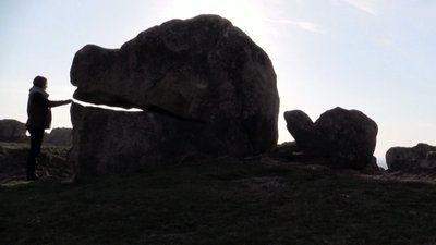 rocher visage humain une fille de ouessant
