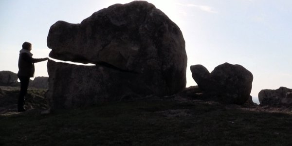 rocher visage humain une fille de ouessant