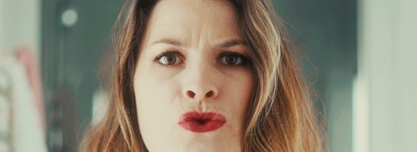 grimace rouge à lèvres - elle danse