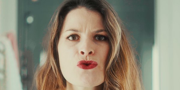 grimace rouge à lèvres - elle danse