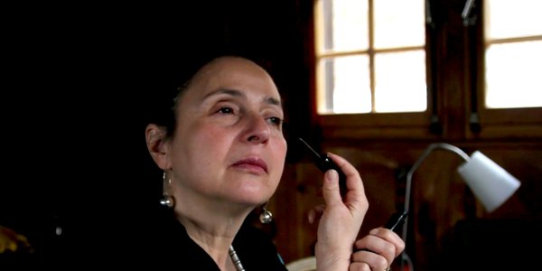 scène de maquillage la nuit qu'on suppose