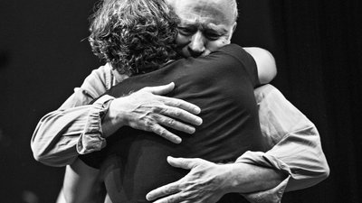 hommes qui se serrent dans les bras sorties-de-secours-price-copyright-jean-louis-fernandez