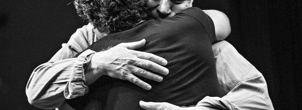 hommes qui se serrent dans les bras sorties-de-secours-price-copyright-jean-louis-fernandez