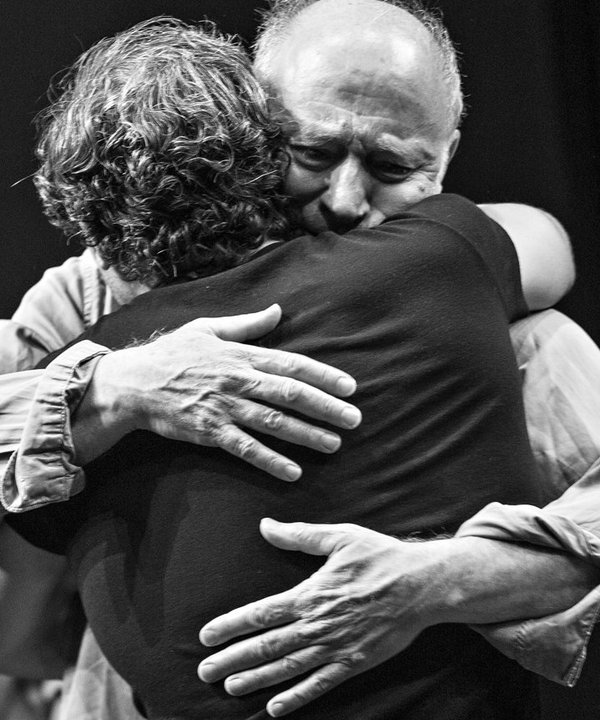 hommes qui se serrent dans les bras sorties-de-secours-price-copyright-jean-louis-fernandez