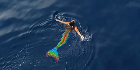 siréne au milieu de la mer