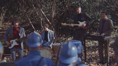 soldats et musicien se retrouvent bops