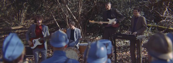 soldats et musicien se retrouvent bops